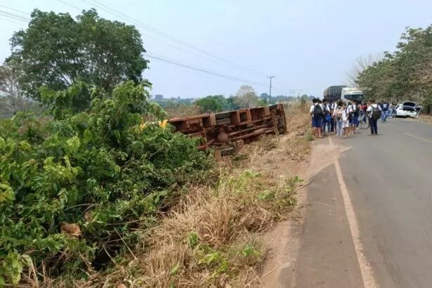 URGENTE – Ônibus Escolar tomba na RO-010, próximo a Nova Estrela