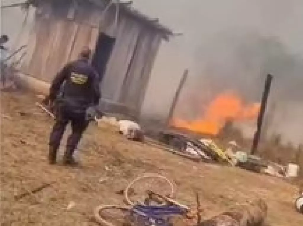 Policiais militares salvam família e animais durante incêndio que cercou uma chácara em Rondônia