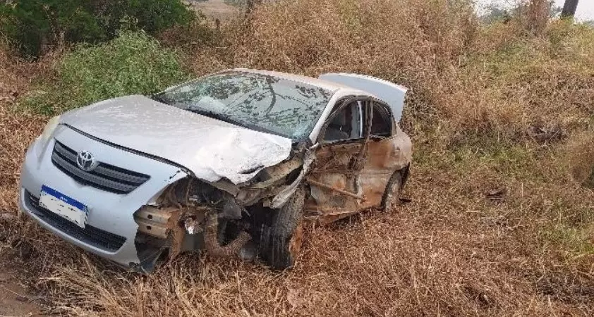 Acidente na RO 473 entre Urupá e Teixeirópolis deixa carros destruídos