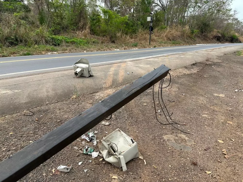 Jaru: Mulher colide com radar na BR-364, em frente ao Rancho Fundo