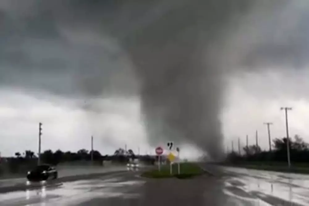 Tornados se espalham em várias cidades da Flórida e são flagrados por moradores