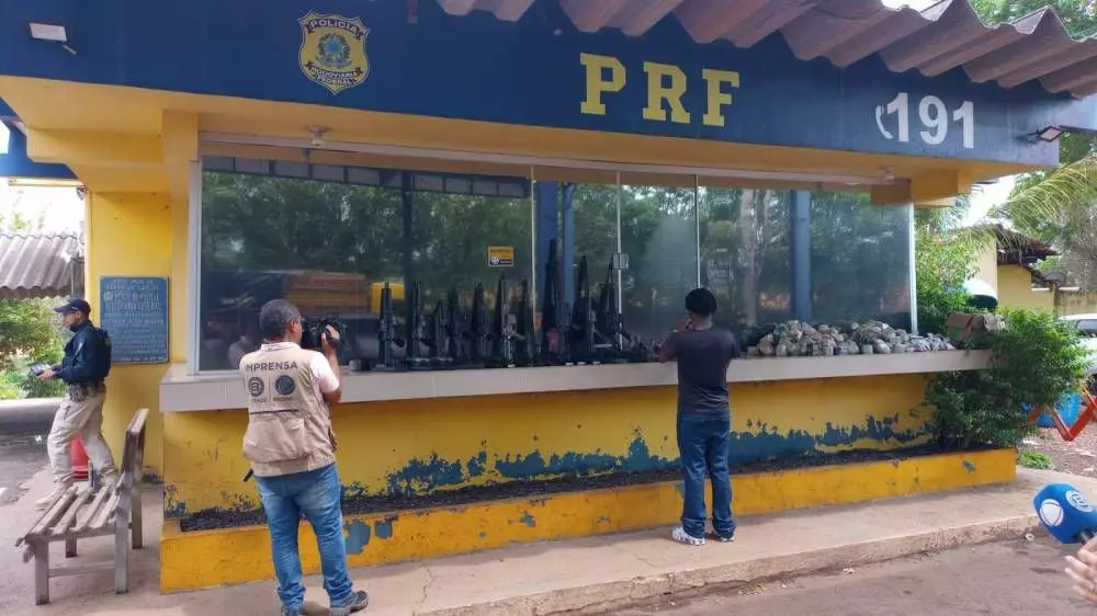 Casal de RO é preso por agentes da PRF com caminhão abarrotado de armas pesadas em rodovia de MT