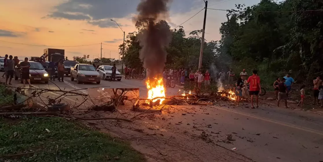 BR-319 é interditada por moradores da Vila Dnit