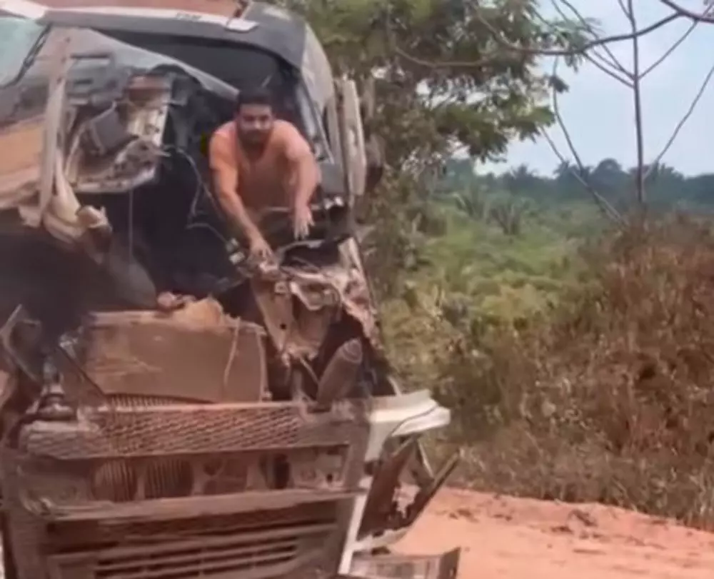 Motorista sai de carreta destruída e pede ajuda para tirar esposa dos destroços