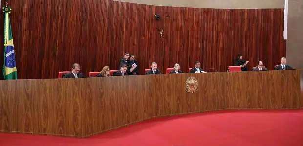 Pedido de vista suspende julgamento que envolve controvérsia sobre desfiliação partidária de suplentes