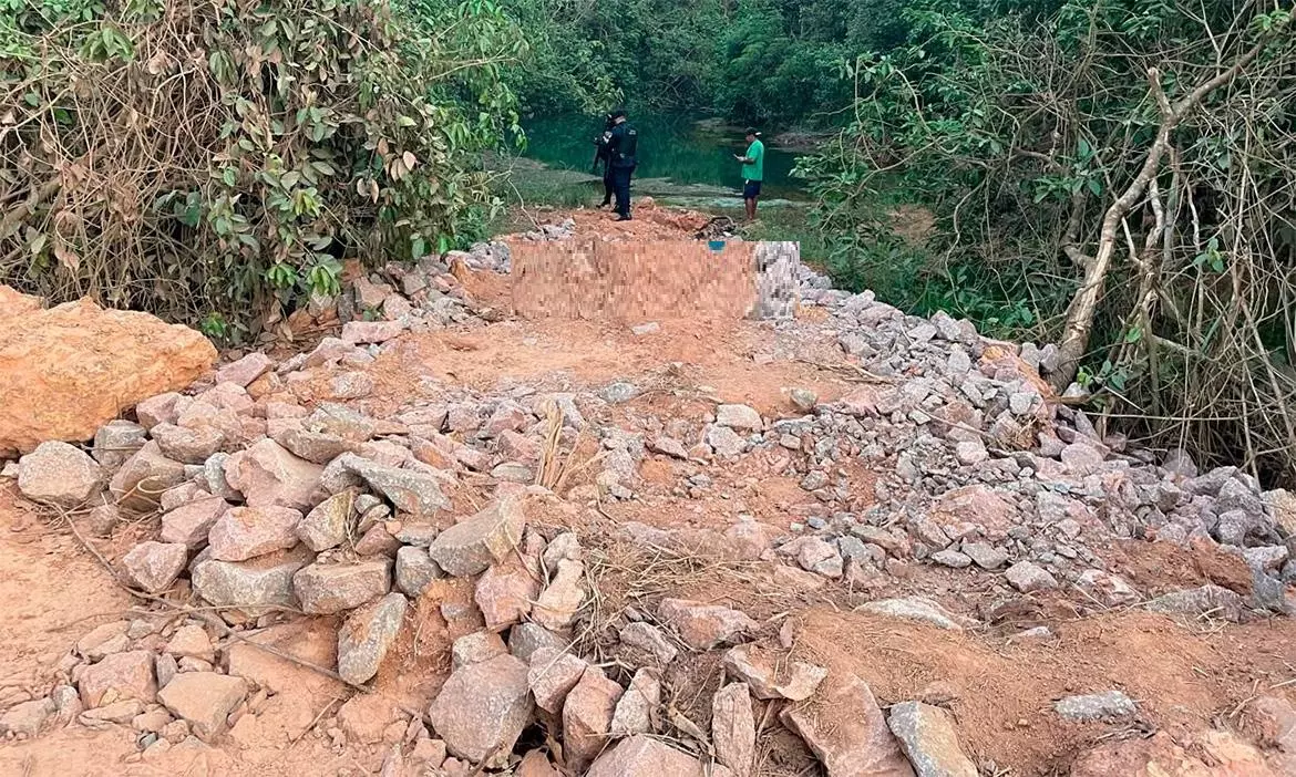 Restos mortais de mulher são encontrados às margens de riacho