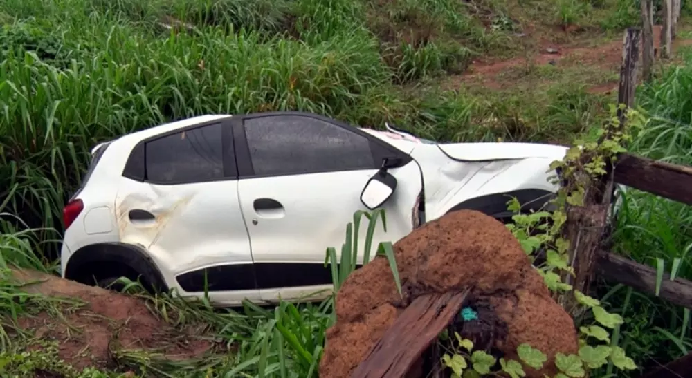 Condutora fica ferida após veículo capotar na estrada do aeroporto em Cacoal