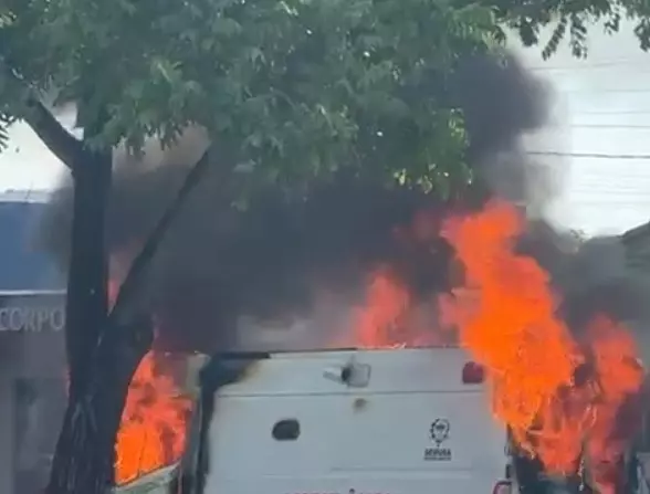 Ambulância pega fogo próximo a Hospital Municipal em Ji-Paraná, RO