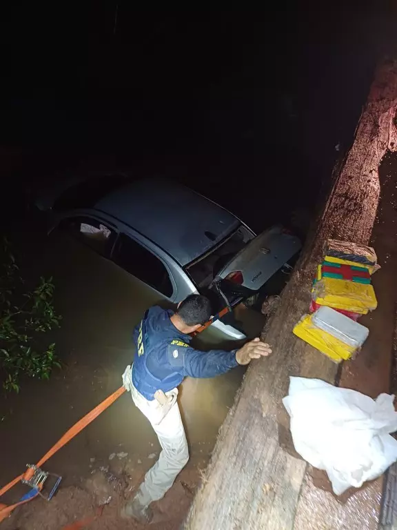 Vídeo: Em Guajará-Mirim/RO, PRF e BPFron apreendem cocaína após acompanhamento tático