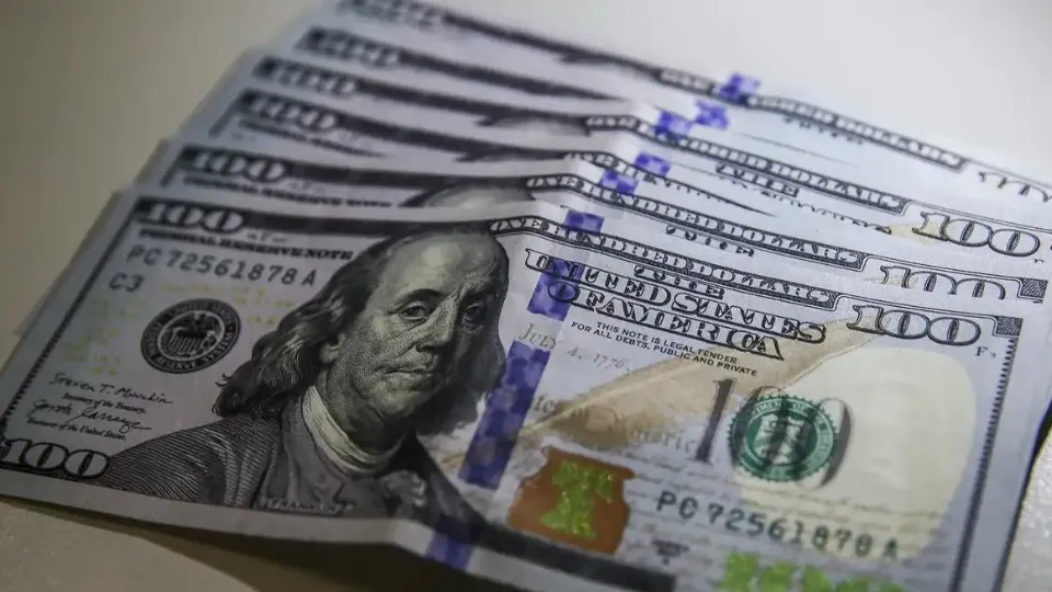 Dólar cai para R$ 6,04 em expectativa com reunião do Copom