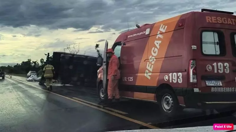 Carreta tomba e motorista fica preso às ferragens próximo ao distrito do Guaporé, na BR 364