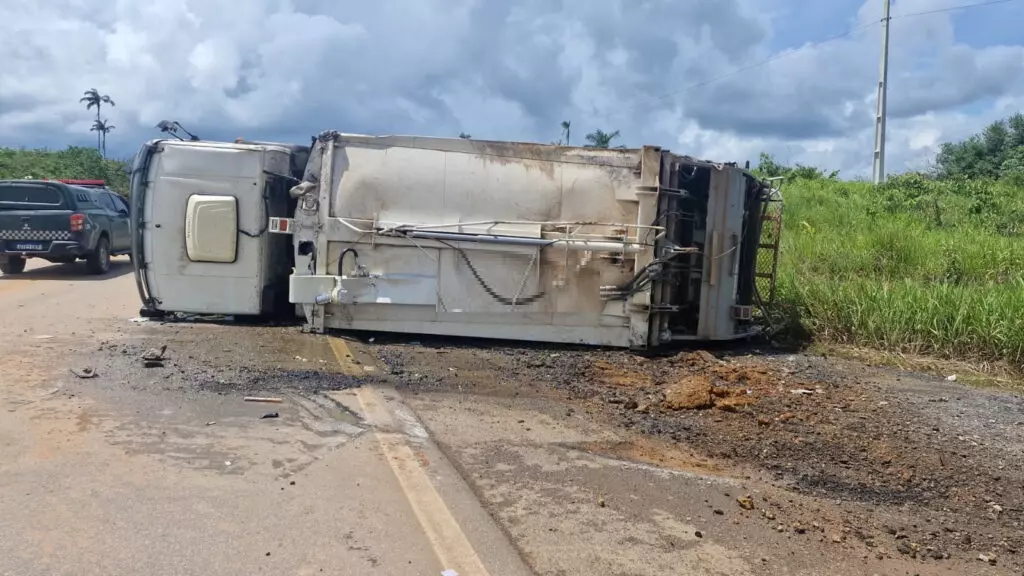 Caminhão tomba na BR-319 e motorista fica ferido