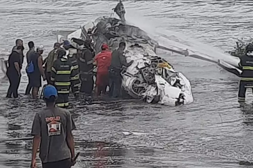 Avião cai em praia de Ubatuba, no litoral de São Paulo