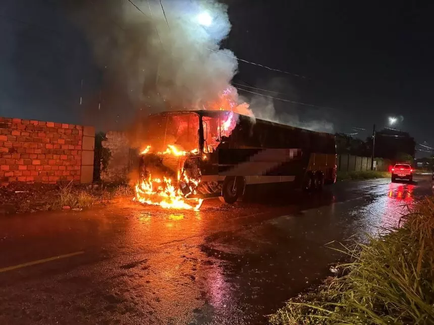 Onda de ataques: ônibus são incendiados em Porto Velho, Candeias e Itapuã do Oeste