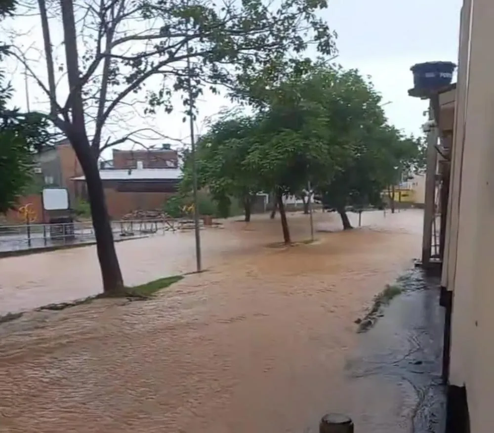 Chuvas intensas inundam ruas e atingem casas em Buritis, RO