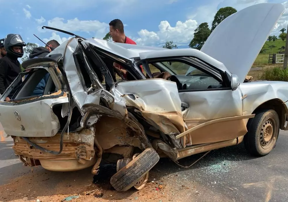 Casal e criança são socorridos em grave acidente na BR-364 entre Ouro Preto e Jaru