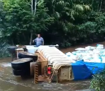 Cabeceira de ponte cede e caminhão tomba dentro do rio