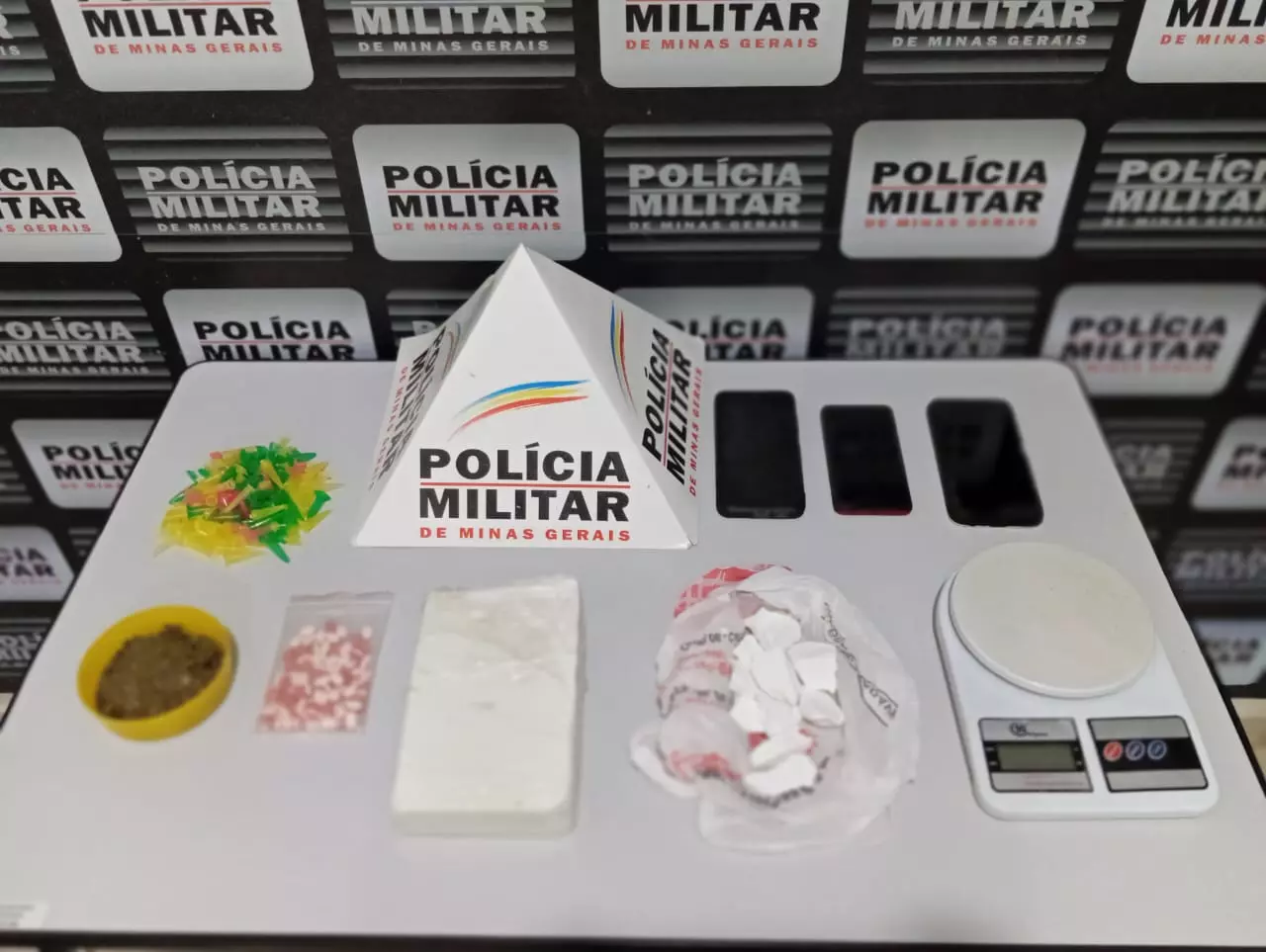 Operação policial resulta na detenção de suspeitos e apreensão de drogas em Ipanema