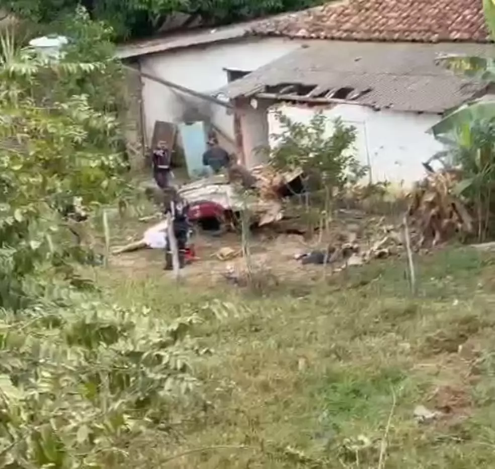 Motorista morre após caminhonete sair da pista, capotar e atingir casa na BR-474