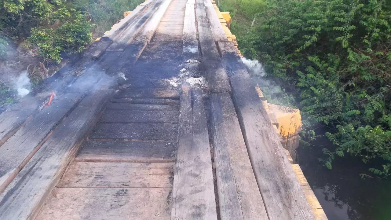 Moradores colocam fogo em Ponte que liga São Mateus ao Terminal de Cacimbas em Campo Grande