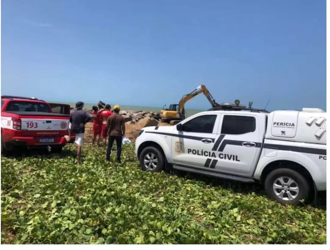 Após 18h, corpo de servidor é retirado de pedras em Conceição da Barra, Norte do ES