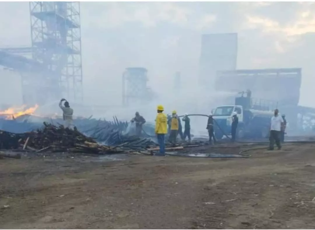 Incêndio em fábrica de MDF não tem previsão para acabar, afirma Bombeiros