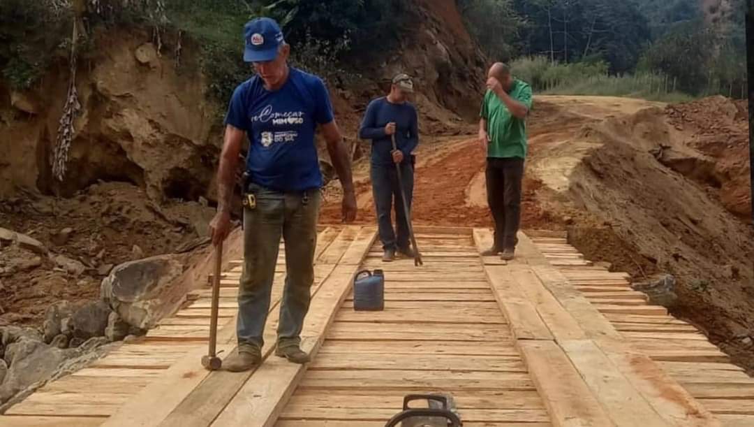 Viga de madeira se solta e vereadores caem de ponte em obras em Mimoso do Sul