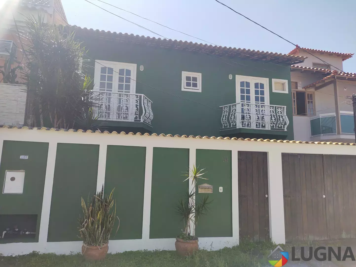 VENDA - VARGEM PEQUENA (R$ 640 MIL) - CASA de 2 andares, com sala, cozinha, banheiro  social, 3 quartos (suites), área de serviço, quintal (frente e fundos) piscina e churrasqueira