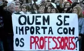 Professores brasileiros trabalha com mais de 300 alunos por ano