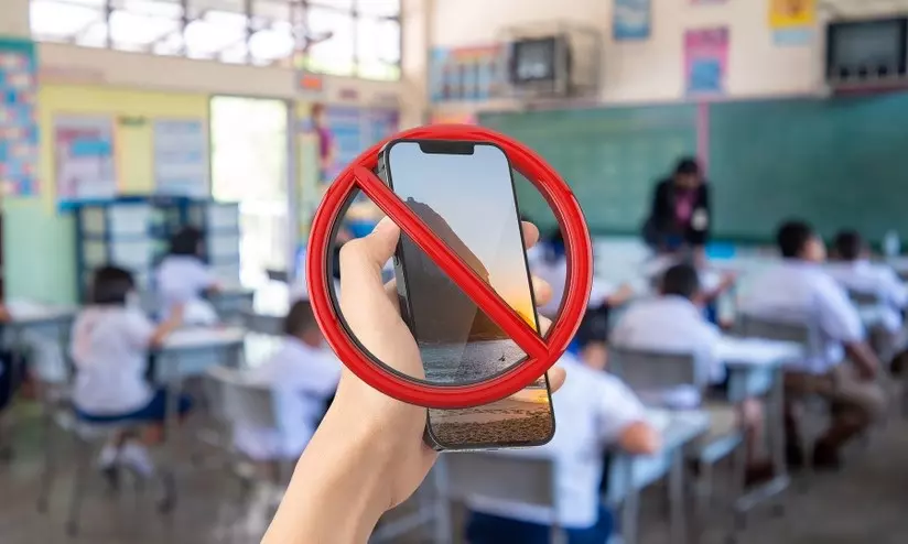 Itália: governo impõe proibição de celular nas escolas