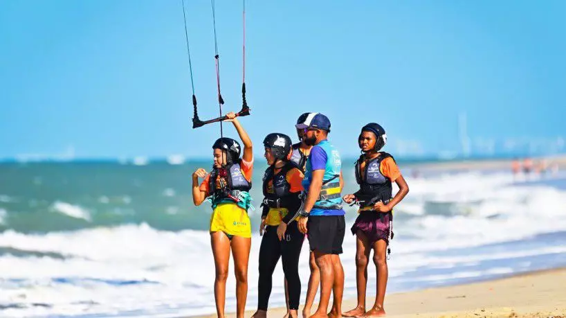 Projeto social oferece aulas de Kitesurfe gratuitas para crianças e adolescentes no Cumbuco