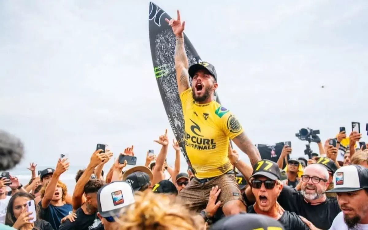 Filipe Toledo é bicampeão mundial de surf