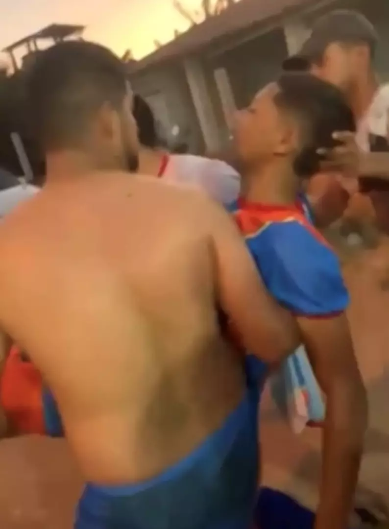 Atleta sofre parada cardíaca após árbitro usar spray de pimenta para conter confusão