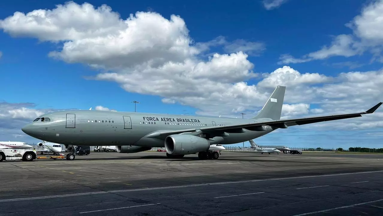 Avião da FAB com primeiro grupo de brasileiros resgatados em Israel pousou em Brasília