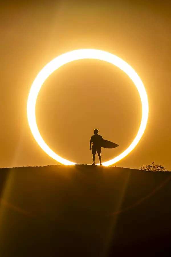 Ítalo Ferreira tira foto rara em ‘anel de fogo’ do eclipse