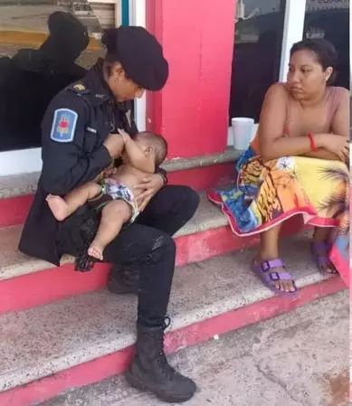 Policial amamenta bebê de mãe sem leite que chorava de fome há 2 dias