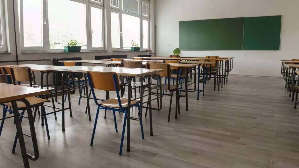 Professora é demitida de escola municipal após beijar e revelar desejo em ter relações com aluno