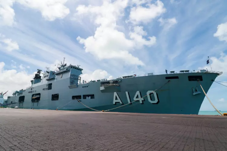 População de Fortaleza recebe atendimento médico no maior navio de guerra da América Latina