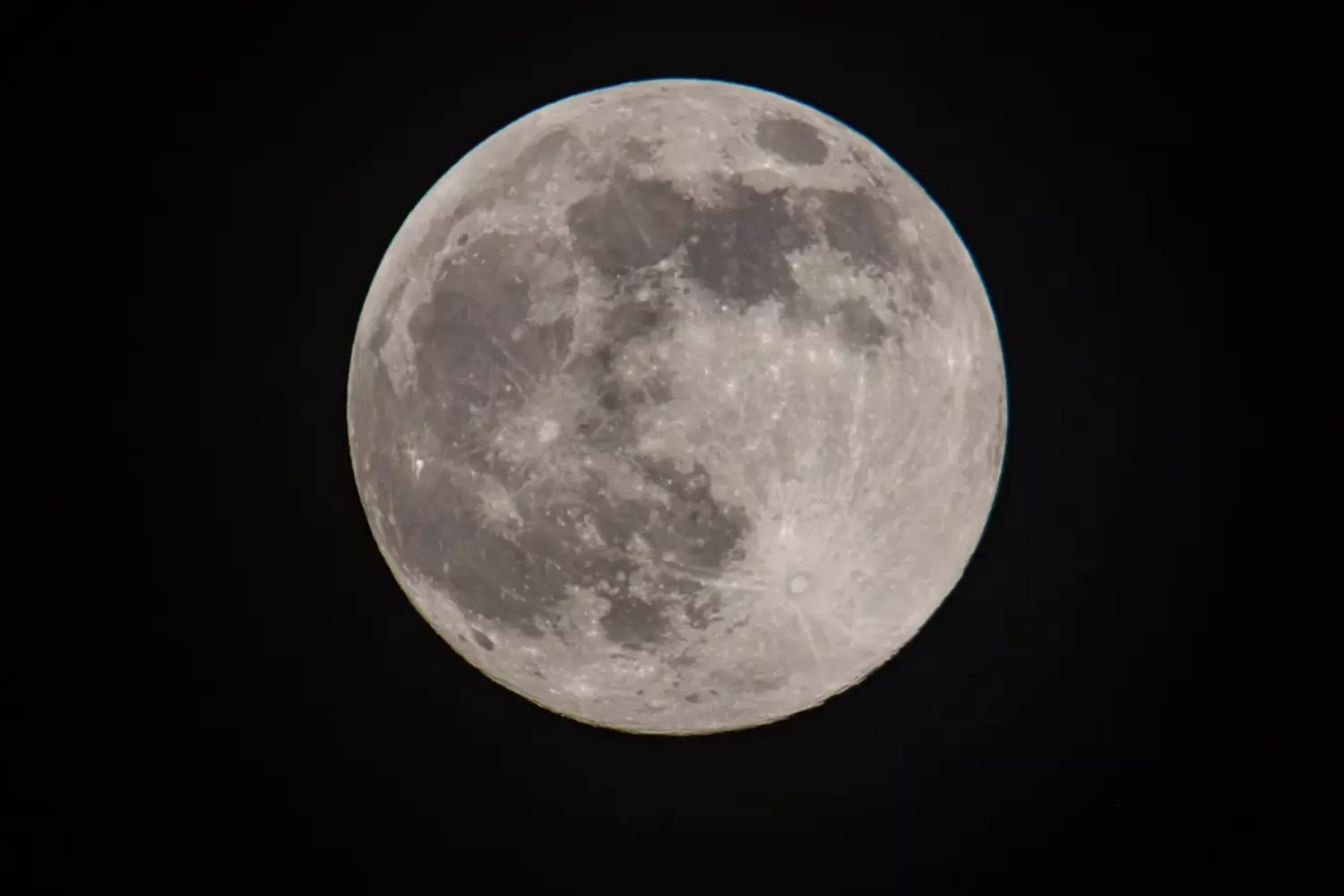 Você sabia ? Lua Rosa poderá ser vista hoje a olho nu; saiba mais