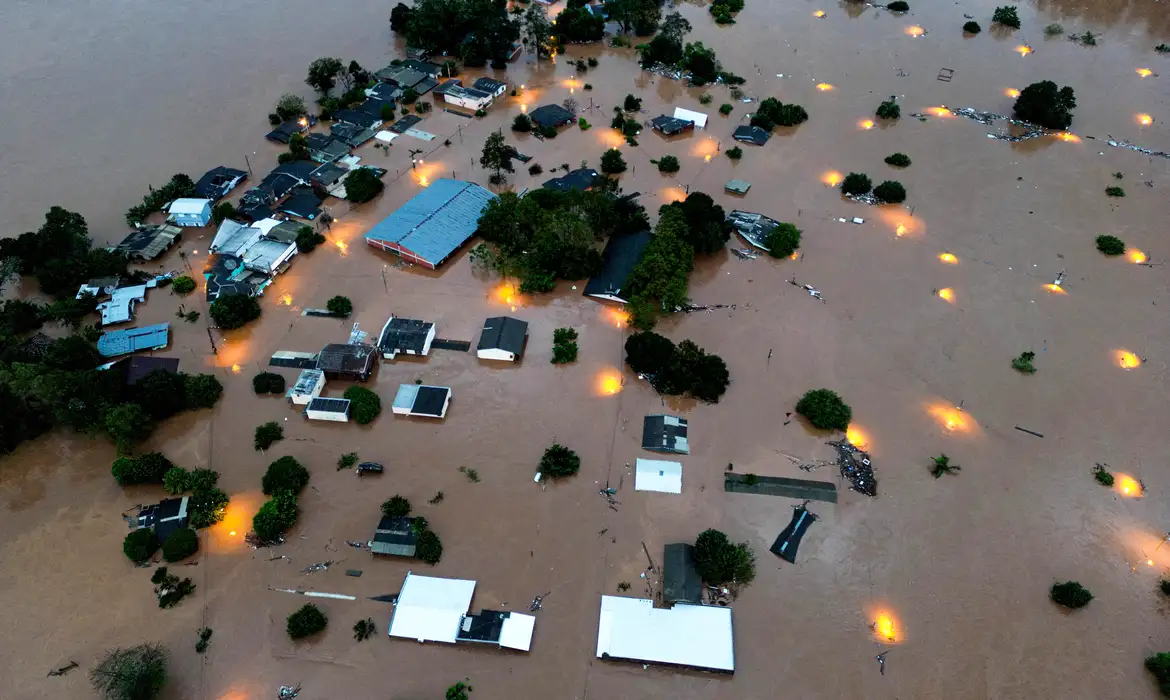 Temporal já deixa 32 mortos e 60 desaparecidos no Rio Grande do Sul