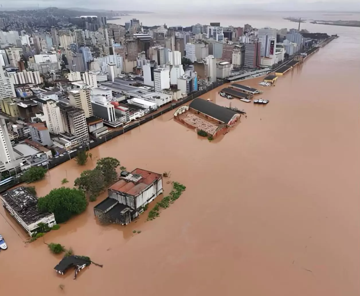 Comporta do sistema de proteção contra cheias em Porto Alegre se rompe com força das águas