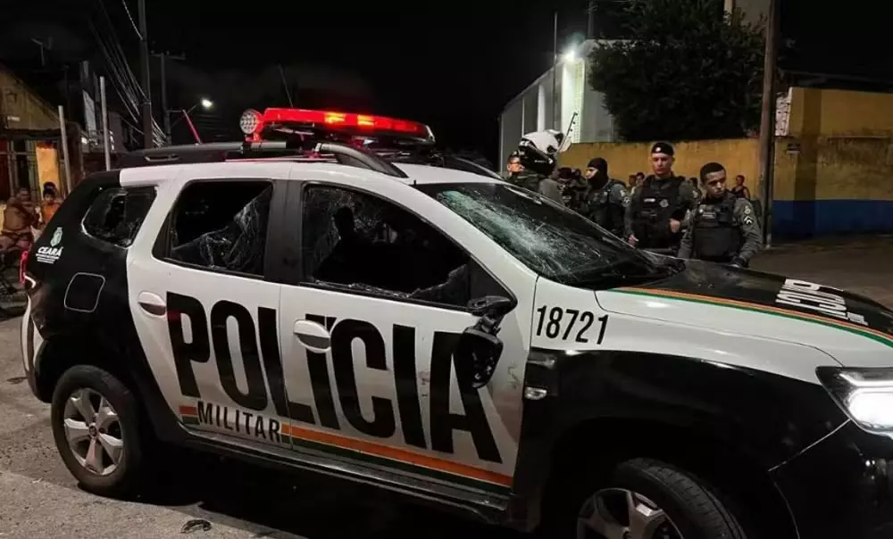 Homem ataca policiais e quebra vidros de viatura em Fortaleza