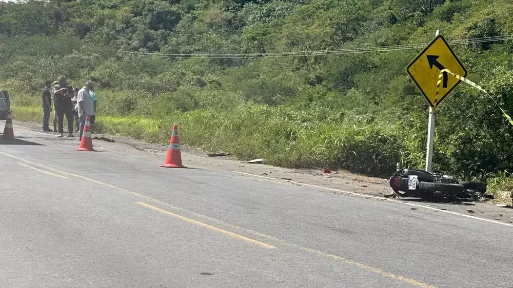 Motociclista e passageiro morrem em colisão com caminhonete no Ceará