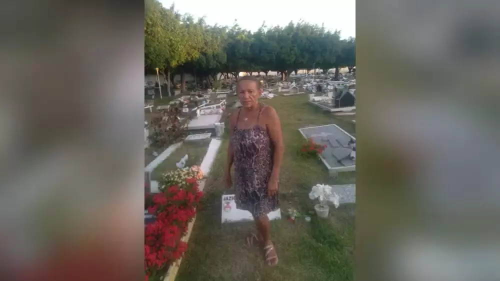 Mulher mora em cemitério há 21 anos e fala sobre rotina entre túmulos: 'Não tenho medo de quem morreu'