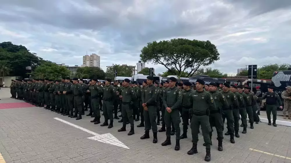 Policiais reforçam segurança em paradas de ônibus de Fortaleza após aumento no número de assaltos