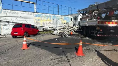 Colisão de carro em poste deixa ferido e causa queda de energia no bairro Jardim Iracema