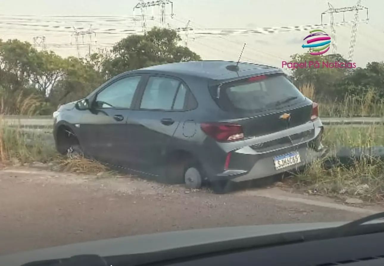 Moradores do bolso encontram carro abandonado sem pneus nas margens da CE-085, na região do Pecém