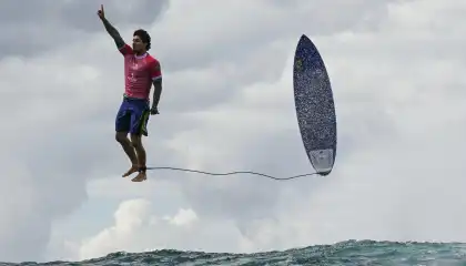 Conheça a história por trás da foto icônica de Gabriel Medina em Paris 2024