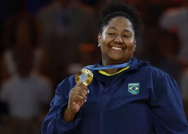 Novata olímpica, Beatriz Souza conquista a primeira medalha de ouro do Brasil em Paris