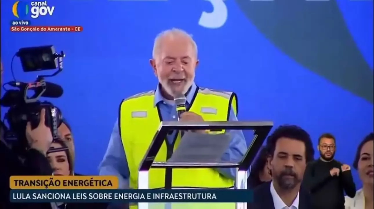 Lula anuncia ouro de Bia Souza durante agenda no Porto do Pecém em Fortaleza no Ceará